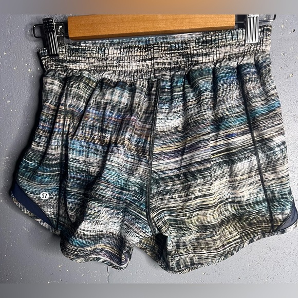 LULULEMON- Hotty Hot Short Long 4" Peloton Digital Oasis Grey Multi True Navy. 6 - Picture 4 of 8
